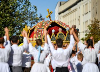 Debreceni virágkarnevál: 18 virágkocsi és 27 művészeti csoport a menetben