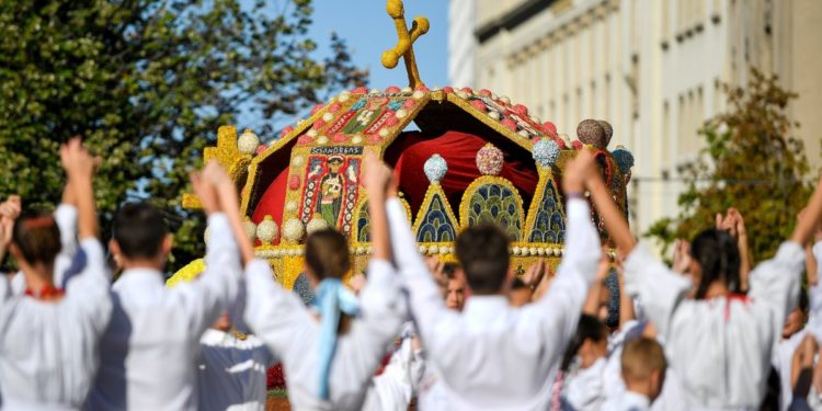 Debreceni virágkarnevál: 18 virágkocsi és 27 művészeti csoport a menetben