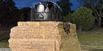 Szent Korona-szobrot avattak Ménfőcsanakon