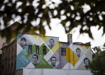 Magyar olimpikonok arcképei a Városháza park tűzfalán