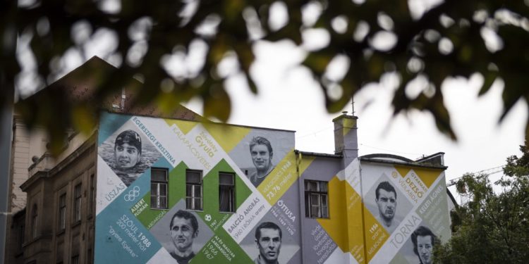 Magyar olimpikonok arcképei a Városháza park tűzfalán