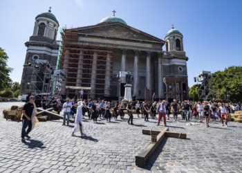 Több ezren látták a Csíksomlyói passiót Esztergomban