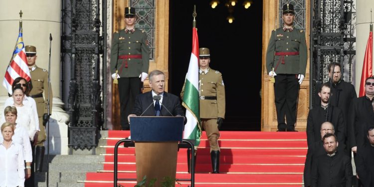 Benkő: a béke megőrzésére erős honvédségre van szükség