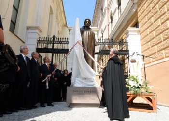 Kolozsváron felavatták Dávid Ferencnek, az unitárius egyház alapítójának az egész alakos szobrát