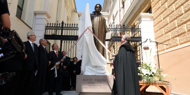 Kolozsváron felavatták Dávid Ferencnek, az unitárius egyház alapítójának az egész alakos szobrát