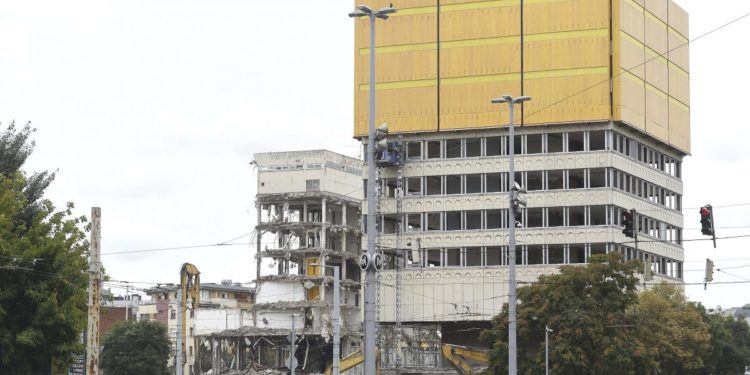 Bontják a Fővárosi Vízművek régi irodaházát