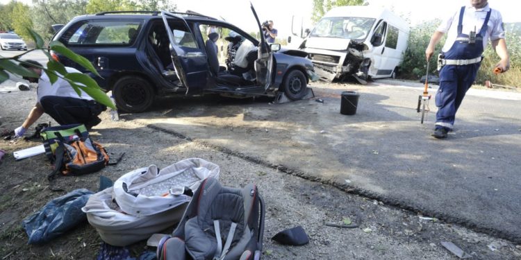 Többen megsérültek egy balesetben Pilisvörösvárnál, lezárták a 10-es főutat