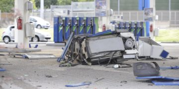 Egy benzinkút kútoszlopát döntötte ki egy személyautó Budapesten