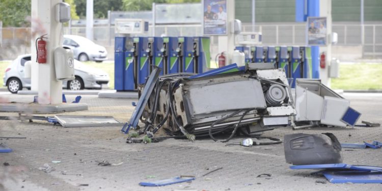 Egy benzinkút kútoszlopát döntötte ki egy személyautó Budapesten
