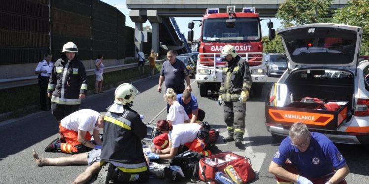 Motorkerékpár és személyautó ütközött Budapesten