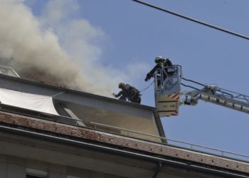 Tűz ütött ki egy hétemeletes lakóépület tetején Budapesten