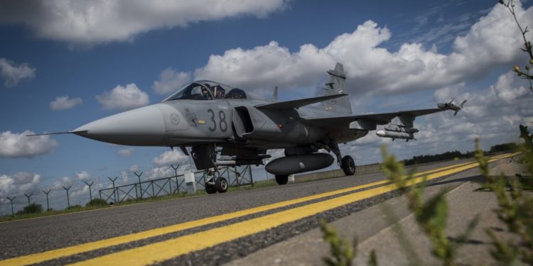 Több mint 40 éles riasztást kaptak már a magyar Gripenek a balti légtérben