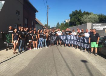 Több tucatnyian vettek volna revansot az állatkínzó nőn, de az bújkál