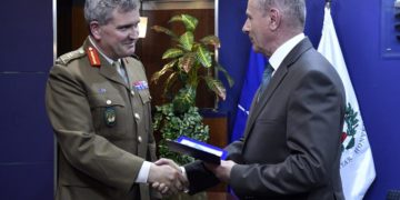 Kitüntetést adott át egy NATO főparancsnok-helyettesnek a honvédelmi miniszter