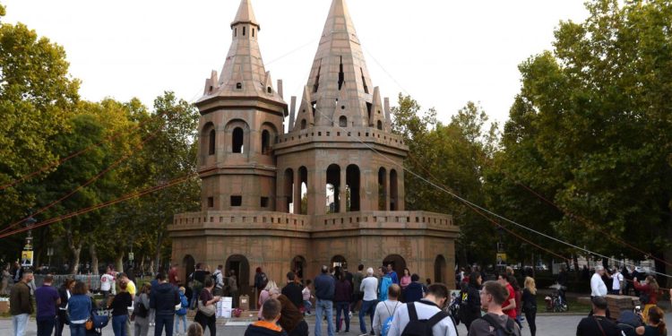 A Halászbástya monumentális kartonmása épül fel a Szabadság téren