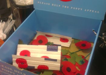 A vörös pipacs útja a nyugati front katonasírjaitól, a britek gallérjáig.