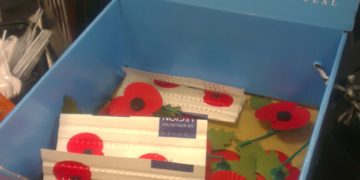 A vörös pipacs útja a nyugati front katonasírjaitól, a britek gallérjáig.