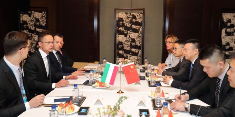 Szijjártó: a Huawei közreműködésével épül ki Magyarországon az 5G hálózat