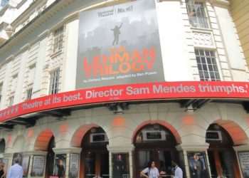 Előadás közben szakadt le egy londoni színház mennyezete