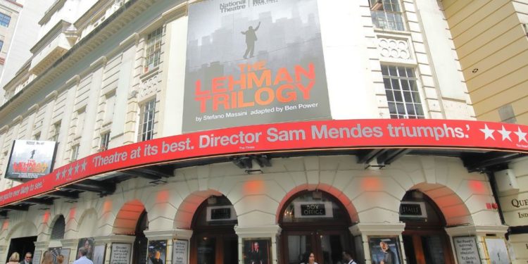 Előadás közben szakadt le egy londoni színház mennyezete