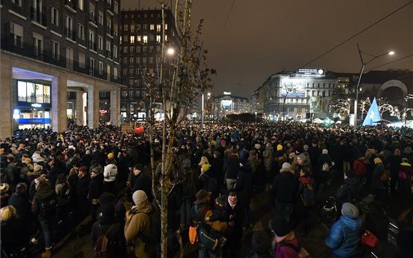 A szabad színházakért és a kultúra függetlenségéért demonstráltak Budapesten