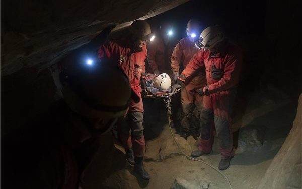 Sérültet mentett ki a Mátyás-hegyi-barlangból a Magyar Barlangi Mentőszolgálat