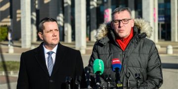 Szakács László és Pollreisz Balázs ellenzéki polgármesterjelölt sajtótájékoztatója Győrben