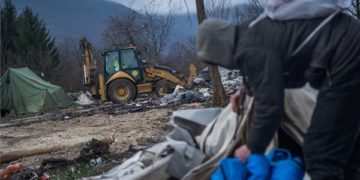 Illegális bevándorlás – Bontják a boszniai-horvát határ közelében fekvő migránstábort