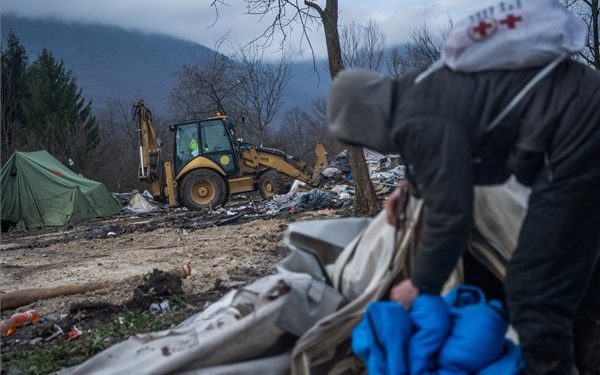 Illegális bevándorlás – Bontják a boszniai-horvát határ közelében fekvő migránstábort