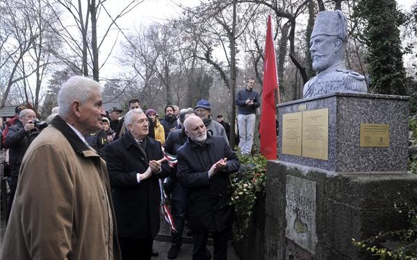 Felavatták az ország első tematikus gróf Széchenyi Ödön parkját Gödön