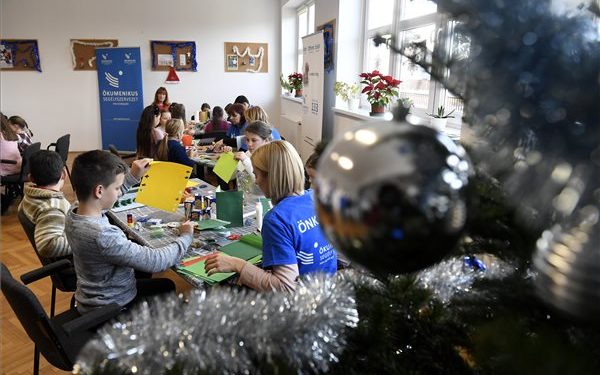 Nehéz sorsú gyerekeknek szerveztek karácsonyi ajándékkészítési foglakozás Csepelen