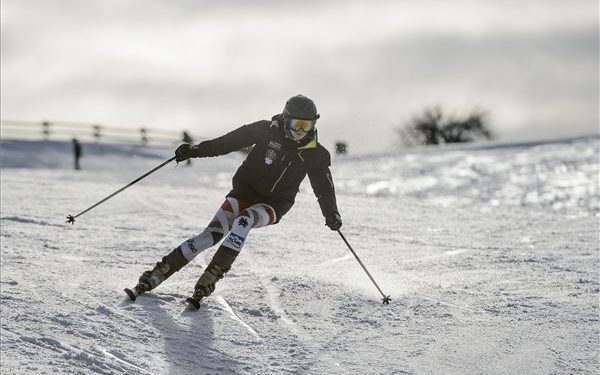 Síelők a mátraszentistváni síparkban