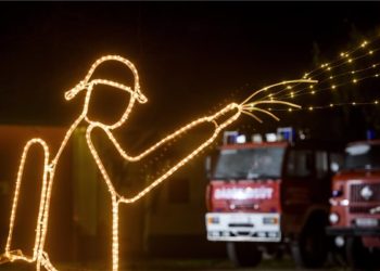 A jászárokszállási tűzoltóság karácsonyi díszkivilágítása
