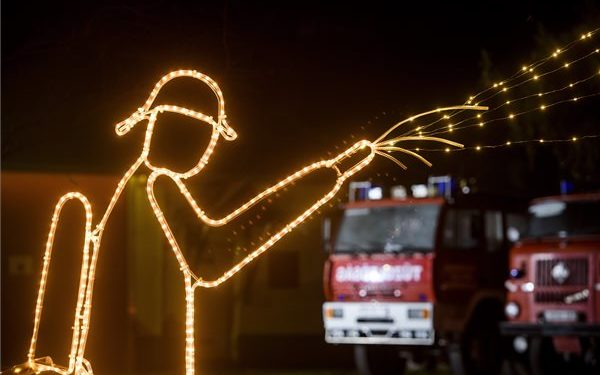 A jászárokszállási tűzoltóság karácsonyi díszkivilágítása