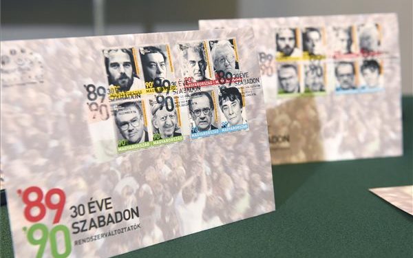 Alkalmi bélyegkisív kibocsátásával emlékeznek a rendszerváltókra
