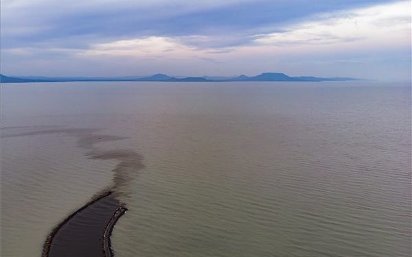 Egészségre ártalmatlan tőzeges víz folyik a Balatonba