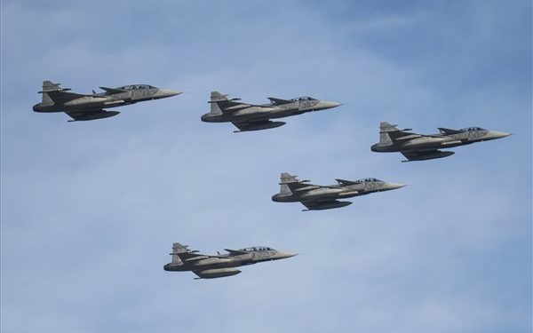 Visszatértek a megújult kecskeméti légi bázisra a Gripenek