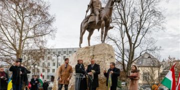 Felavatták II. Rákóczi Ferenc lovas szobrát Beregszászon