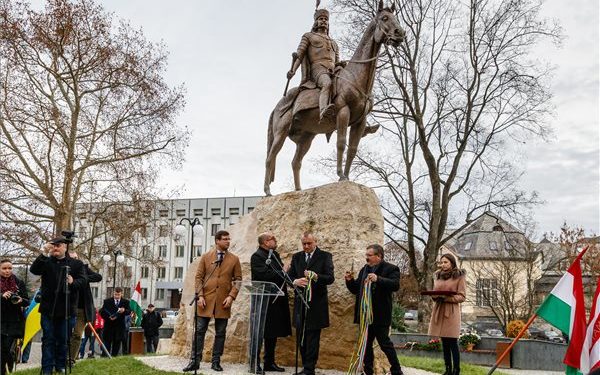 Felavatták II. Rákóczi Ferenc lovas szobrát Beregszászon