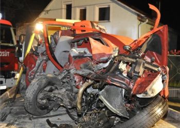 Vonat ütközött autóval Vácnál, ketten meghaltak