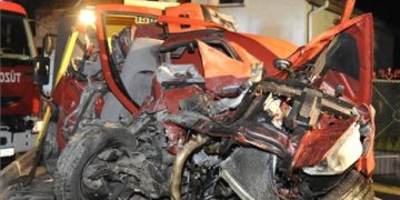 Vonat ütközött autóval Vácnál, ketten meghaltak