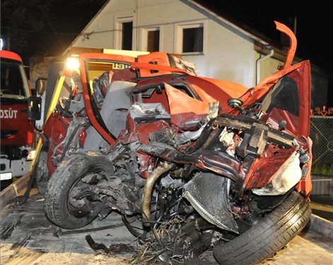 Vonat ütközött autóval Vácnál, ketten meghaltak