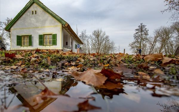 Fekete István-emlékhelyet avattak Fenékpusztán