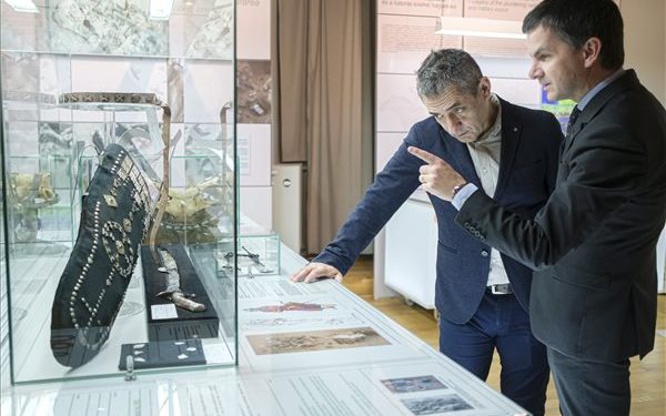 A honfoglalás korának temetőiről nyílt tárlat a Csíki Székely Múzeumban