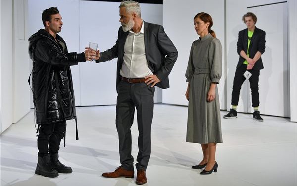 Az Imágó című színdarab bemutatója Debrecenben