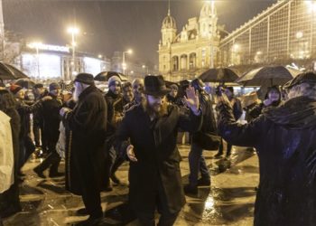 Meggyújtották az első hanukagyertyát a Nyugati téren