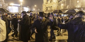 Meggyújtották az első hanukagyertyát a Nyugati téren