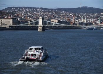 A Bécs és Pozsony között közlekedő gyorskatamarán Budapesten