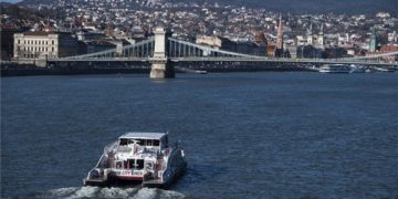 A Bécs és Pozsony között közlekedő gyorskatamarán Budapesten