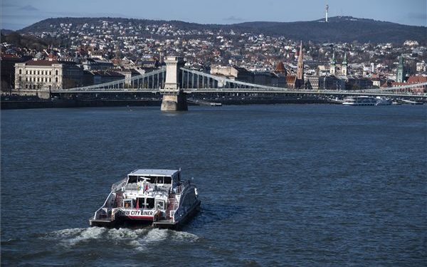 A Bécs és Pozsony között közlekedő gyorskatamarán Budapesten